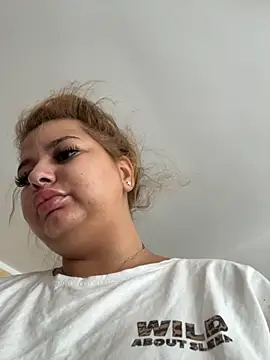 Snapshot of AllysonK chatting on 09-09-25, 10:37 AllysonK online show from 09-09-25, 10:37