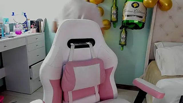 Snapshot of sharon_leone26 chatting on 09-23-25, 05:10 sharon leone26 online show from 09-23-25, 05:10