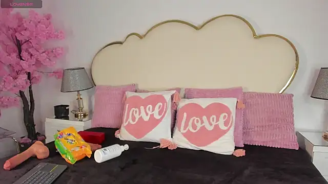 CahitlinBell online show from 11-25-25, 05:40