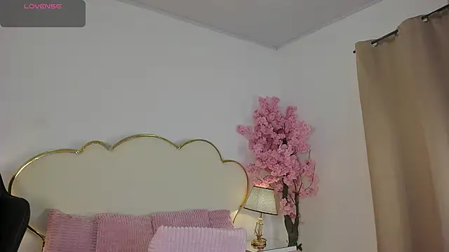 Snapshot of CahitlinBell chatting on 06-21-26, 03:09 CahitlinBell online show from 06-21-26, 03:09