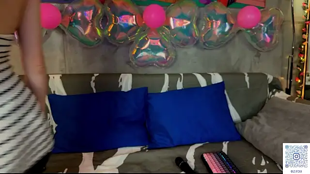 Snapshot of izi-fox chatting on 03-05-26, 04:03 izi-fox online show from 03-05-26, 04:03