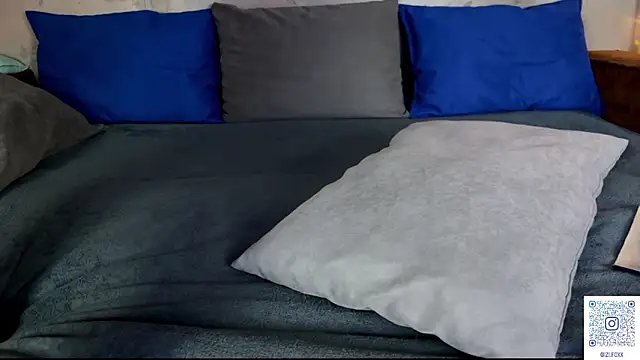 Snapshot of izi-fox chatting on 03-21-26, 04:10 izi-fox online show from 03-21-26, 04:10