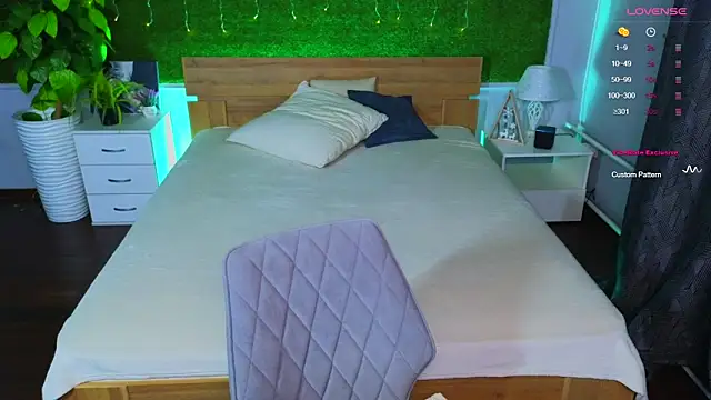 Hayle Hill online show from 12-15-24, 01:46