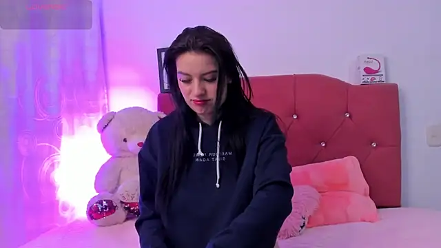 Snapshot of LucianaTomson chatting on 10-11-25, 09:35 LucianaTomson online show from 10-11-25, 09:35