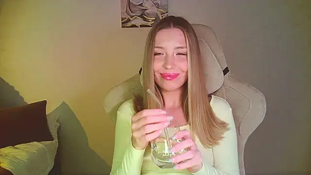 Snapshot of mia_raspberrie chatting on 06-29-26, 10:54 mia raspberrie online show from 06-29-26, 10:54