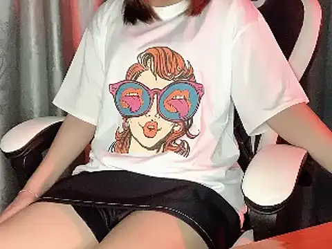 Snapshot of _Ely_ chatting on 01-07-25, 11:16 Ely online show from 01-07-25, 11:16
