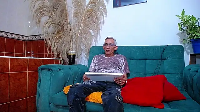 Snapshot of Leon_hot_X chatting on 01-21-25, 09:15 Leon hot X online show from 01-21-25, 09:15