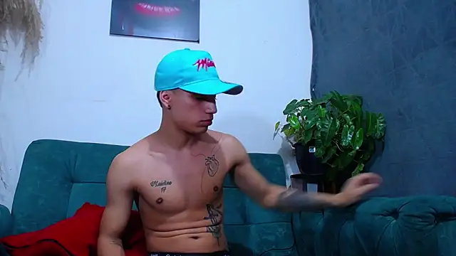 Snapshot of Leon_hot_X chatting on 02-07-25, 01:47 Leon hot X online show from 02-07-25, 01:47