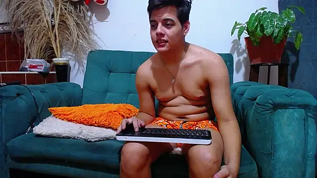 Snapshot of Leon_hot_X chatting on 03-01-25, 10:45 Leon hot X online show from 03-01-25, 10:45
