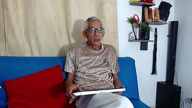 Snapshot of Leon_hot_X chatting on 10-12-25, 01:15 Leon hot X online show from 10-12-25, 01:15