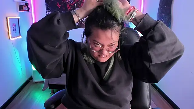 lucky-leah online show from 11-14-25, 04:44