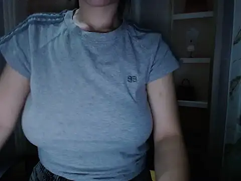 Snapshot of Love_bug15 chatting on 04-17-26, 02:20 Love bug15 online show from 04-17-26, 02:20