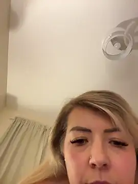 Snapshot of xxcurvyjessiexx chatting on 11-06-25, 08:32 xxcurvyjessiexx online show from 11-06-25, 08:32