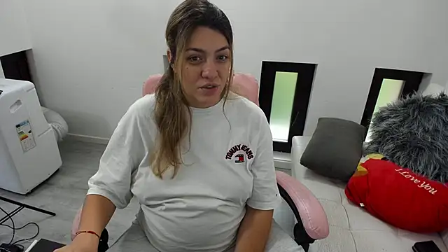 Dyana Kaylinn online show from 06-12-26, 05:06