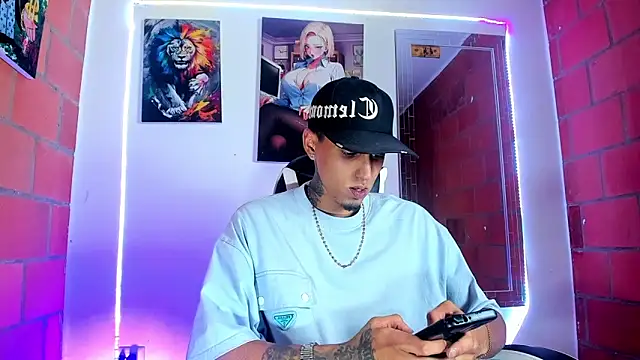 Snapshot of Liam_lee chatting on 03-10-26, 11:54 Liam lee online show from 03-10-26, 11:54