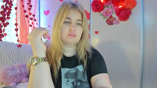 CoraSwon online show from 02-25-25, 07:52