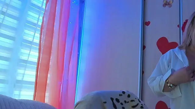 CoraSwon online show from 03-18-25, 11:52