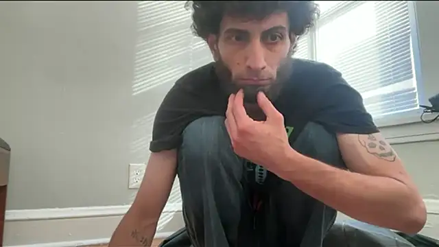 pantslesstraveler plt online show from 10-08-25, 02:04