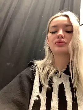 Snapshot of Sextazy chatting on 12-15-24, 01:22 Sextazy online show from 12-15-24, 01:22