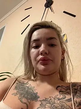 Snapshot of Sextazy chatting on 01-19-25, 10:39 Sextazy online show from 01-19-25, 10:39
