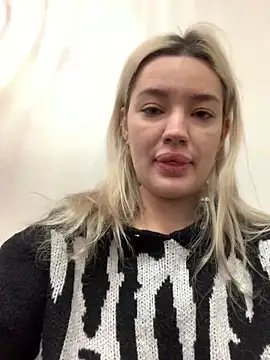 Snapshot of Sextazy chatting on 02-16-25, 12:43 Sextazy online show from 02-16-25, 12:43