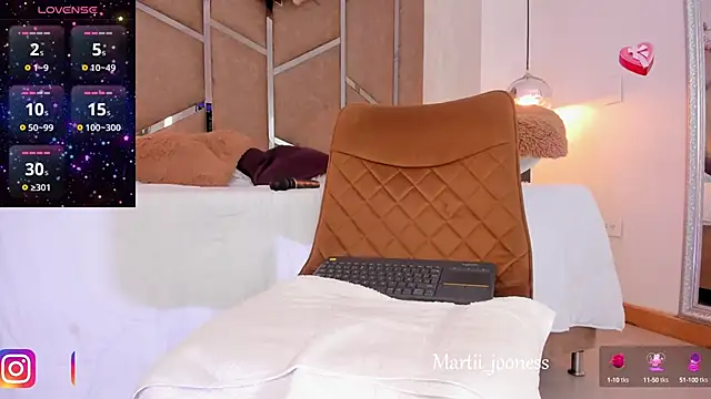 Martinaa Jones  online show from 12-31-24, 03:42
