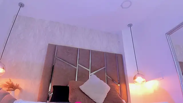 Martinaa Jones  online show from 05-07-26, 01:05