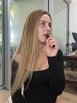 EmiliaCatalina online show from 11-27-25, 09:06