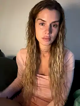 EmiliaCatalina online show from 01-05-26, 11:30