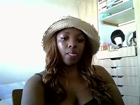 Snapshot of QuennNandi chatting on 10-29-25, 02:52 QuennNandi online show from 10-29-25, 02:52