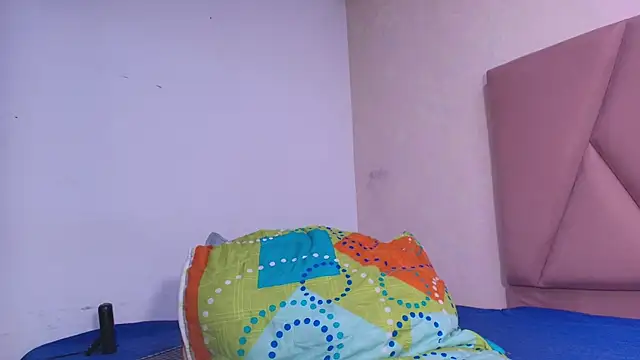 arl chloee online show from 10-31-25, 03:07