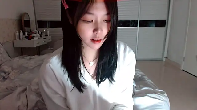 Snapshot of -Lucky_Girl chatting on 10-21-25, 08:04 -Lucky Girl online show from 10-21-25, 08:04