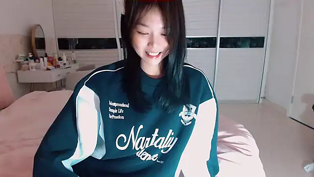 Snapshot of -Lucky_Girl chatting on 10-27-25, 02:37 -Lucky Girl online show from 10-27-25, 02:37