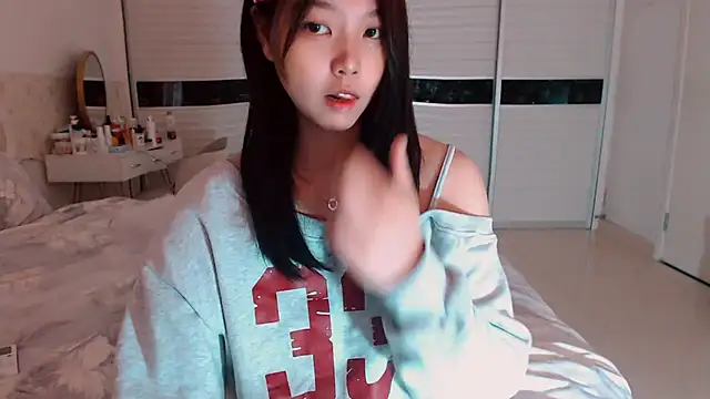 Snapshot of -Lucky_Girl chatting on 10-28-25, 03:32 -Lucky Girl online show from 10-28-25, 03:32