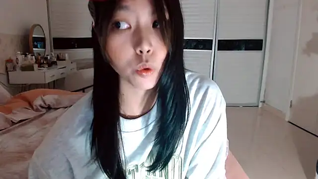 Snapshot of -Lucky_Girl chatting on 11-10-25, 02:05 -Lucky Girl online show from 11-10-25, 02:05