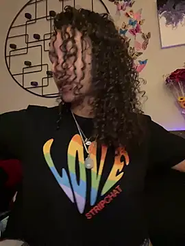 Snapshot of _Neeka_ chatting on 12-21-24, 04:09 Neeka online show from 12-21-24, 04:09