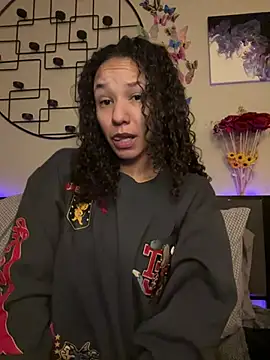 Snapshot of _Neeka_ chatting on 01-04-25, 11:33 Neeka online show from 01-04-25, 11:33