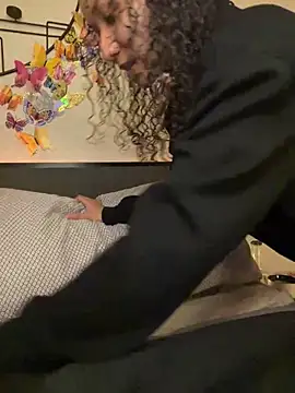 Snapshot of _Neeka_ chatting on 01-05-25, 01:15 Neeka online show from 01-05-25, 01:15