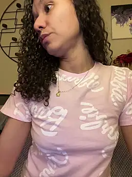 Snapshot of _Neeka_ chatting on 02-08-25, 04:14 Neeka online show from 02-08-25, 04:14