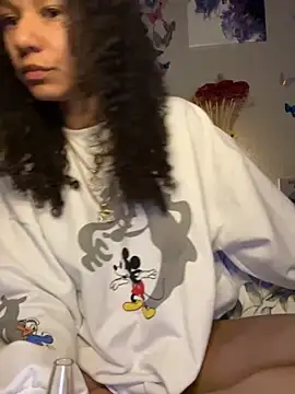 Snapshot of _Neeka_ chatting on 10-11-25, 03:28 Neeka online show from 10-11-25, 03:28