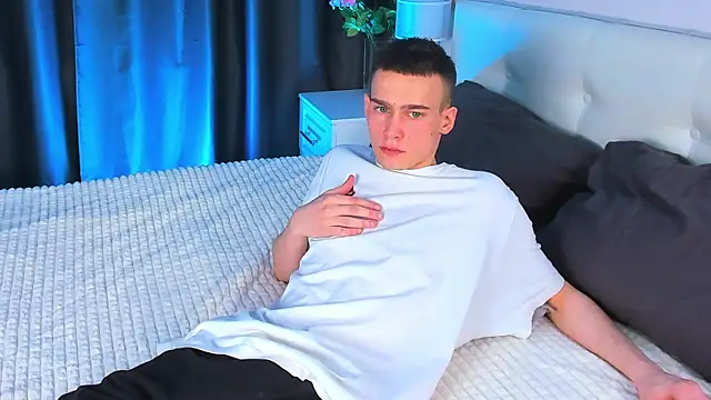 Snapshot of Kevin_Kesi chatting on 02-05-25, 01:11 Kevin Kesi online show from 02-05-25, 01:11