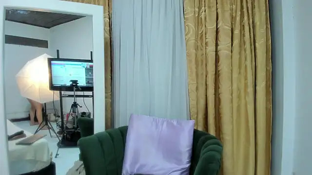 Snapshot of eva_loreti chatting on 02-17-25, 01:36 eva loreti online show from 02-17-25, 01:36