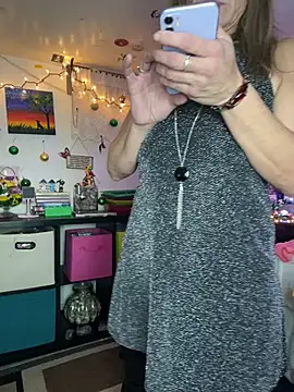 Snapshot of TrenaAnne chatting on 12-31-24, 11:28 TrenaAnne online show from 12-31-24, 11:28