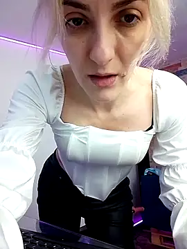 RileyLanna online show from 10-10-25, 02:54