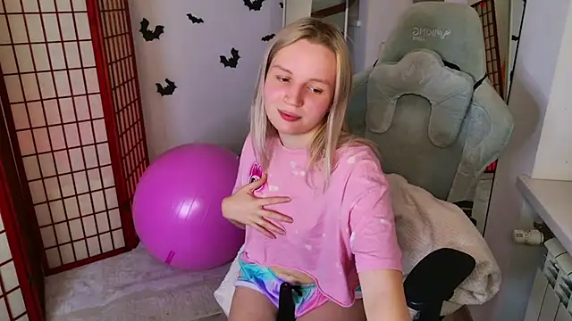 Beatrica Klein online show from 11-02-25, 02:08