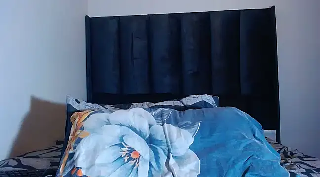 BERNINIBLUSHX89 online show from 03-22-25, 07:42