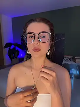 EmaSaenz online show from 05-06-26, 10:37