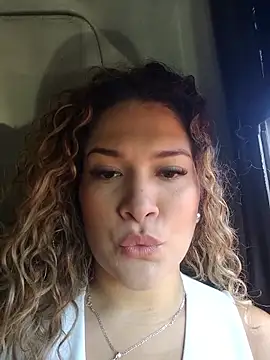 Sara smiiith211 online show from 10-05-25, 09:13