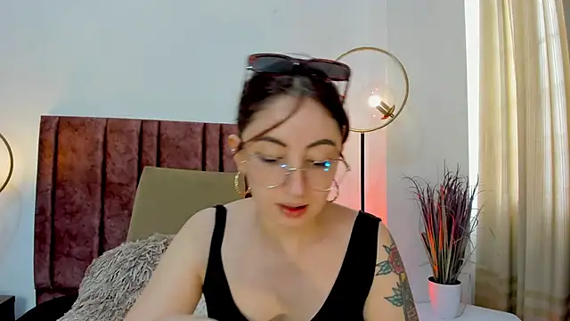 Emilywatsonn online show from 12-15-24, 02:16