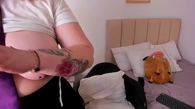 AngelPhoeniix  online show from 01-05-25, 02:06